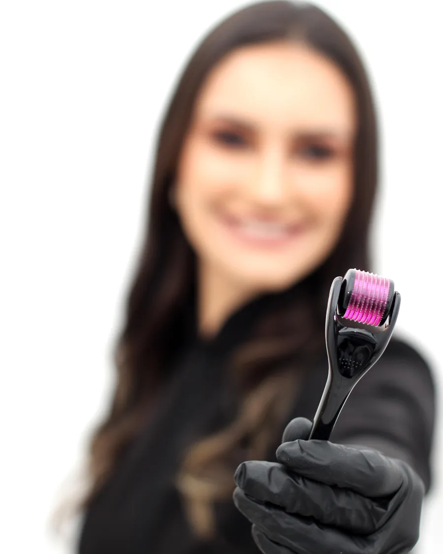 Profissional segurando o roller de microagulhamento