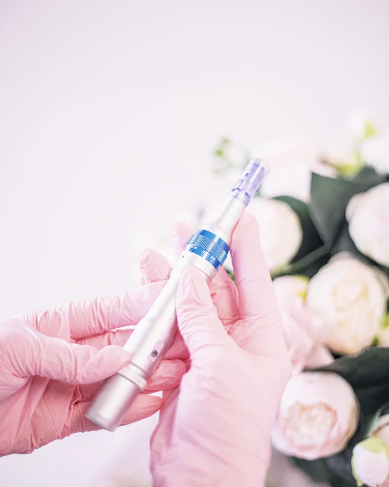 Caneta de microagulhamento com profundidade regulável nas mãos da profissional