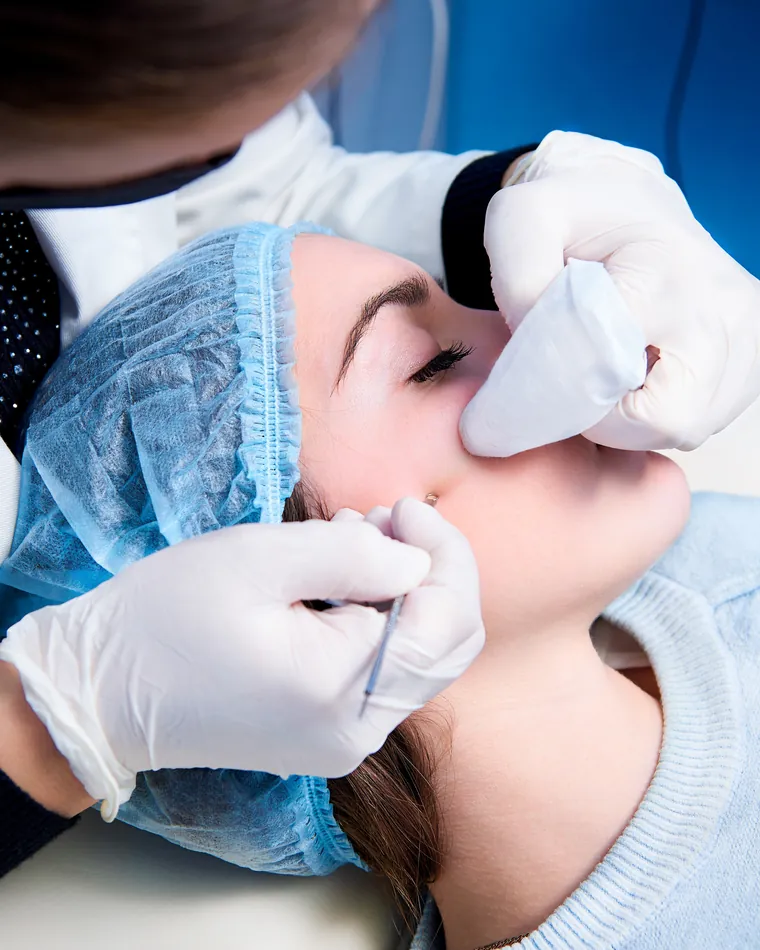 Procedimento facial com agulha fina, com touca, luvas e proteção facial